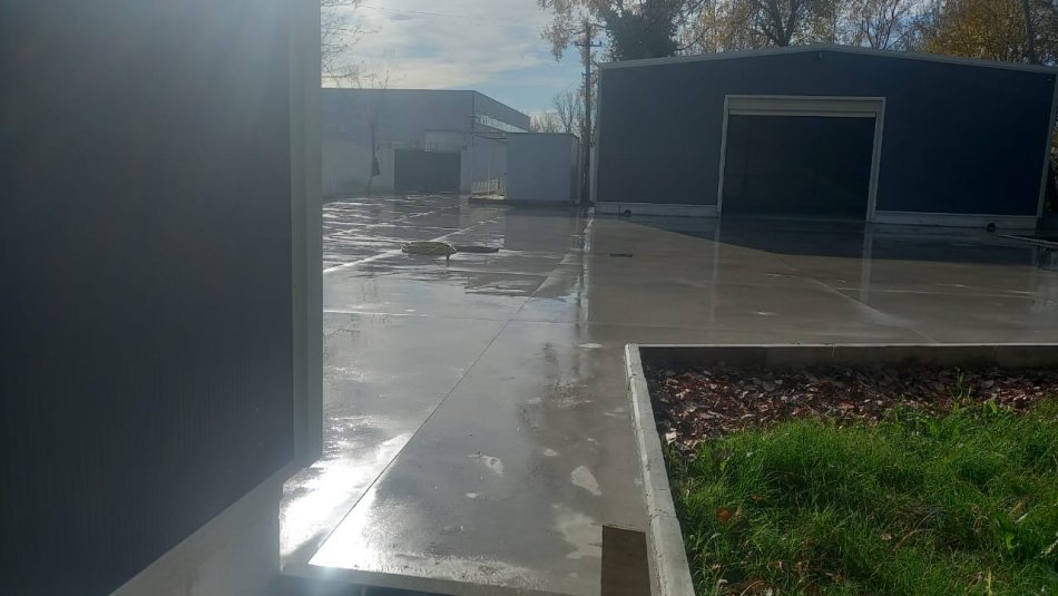Shitet objekt ne Rinas prane aeroportit Nene Tereza, ndertim i ri, 350 m² ,siperfaqe trualli 1300m e ndare ne 2 kapanone+ambient qendrimi dhe zyra