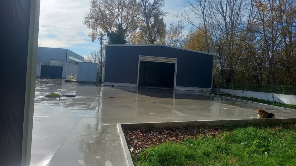 Shitet objekt ne Rinas prane aeroportit Nene Tereza, ndertim i ri, 350 m² ,siperfaqe trualli 1300m e ndare ne 2 kapanone+ambient qendrimi dhe zyra