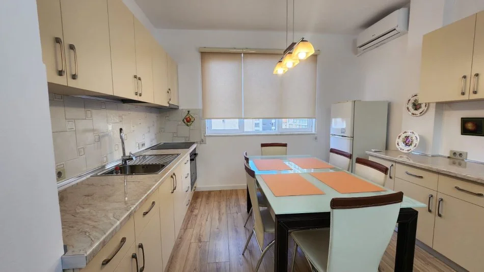 Tirane, jepet me qera apartament 1+1+Ballkon Kati 4, 93 m² 700 € (Rruga e Durresit)