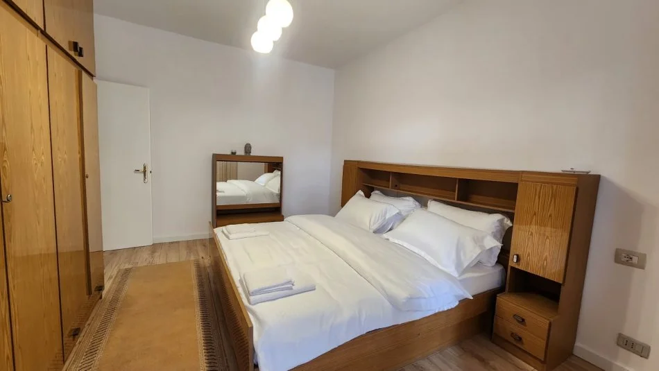 Tirane, jepet me qera apartament 1+1+Ballkon Kati 4, 93 m² 700 € (Rruga e Durresit)