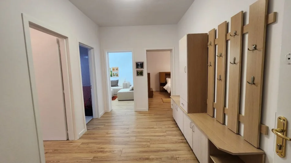 Tirane, jepet me qera apartament 1+1+Ballkon Kati 4, 93 m² 700 € (Rruga e Durresit)