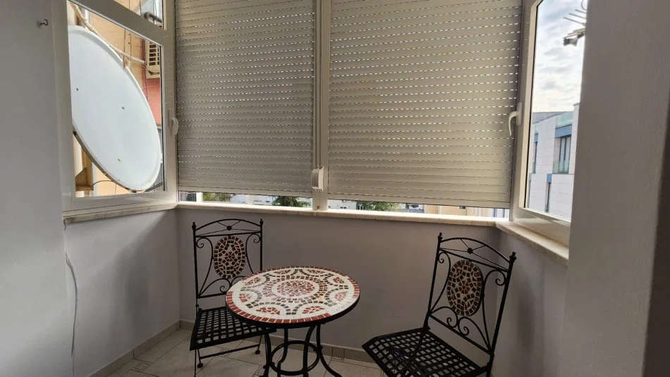 Tirane, jepet me qera apartament 1+1+Ballkon Kati 4, 93 m² 700 € (Rruga e Durresit)