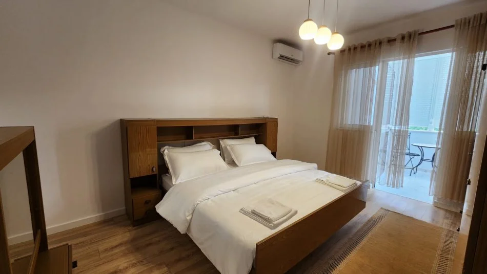 Tirane, jepet me qera apartament 1+1+Ballkon Kati 4, 93 m² 700 € (Rruga e Durresit)