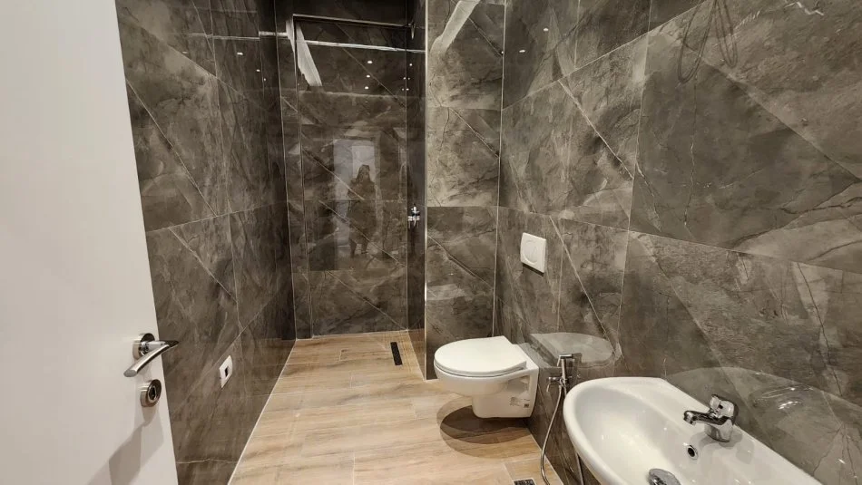 Tirane, jepet me qera zyre Kati 1, 118 m² 1.550 € (Komuna e Parisit)