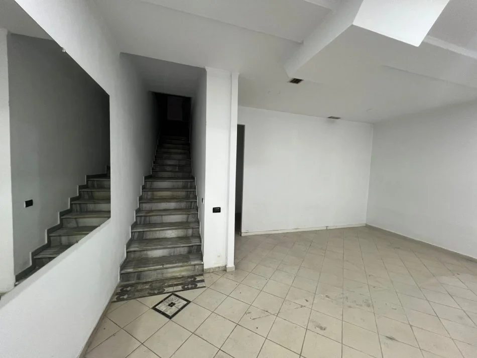 Tirane, jepet me qera ambjent biznesi Kati 0, 310 m² 4.000 € (Shallvaret)