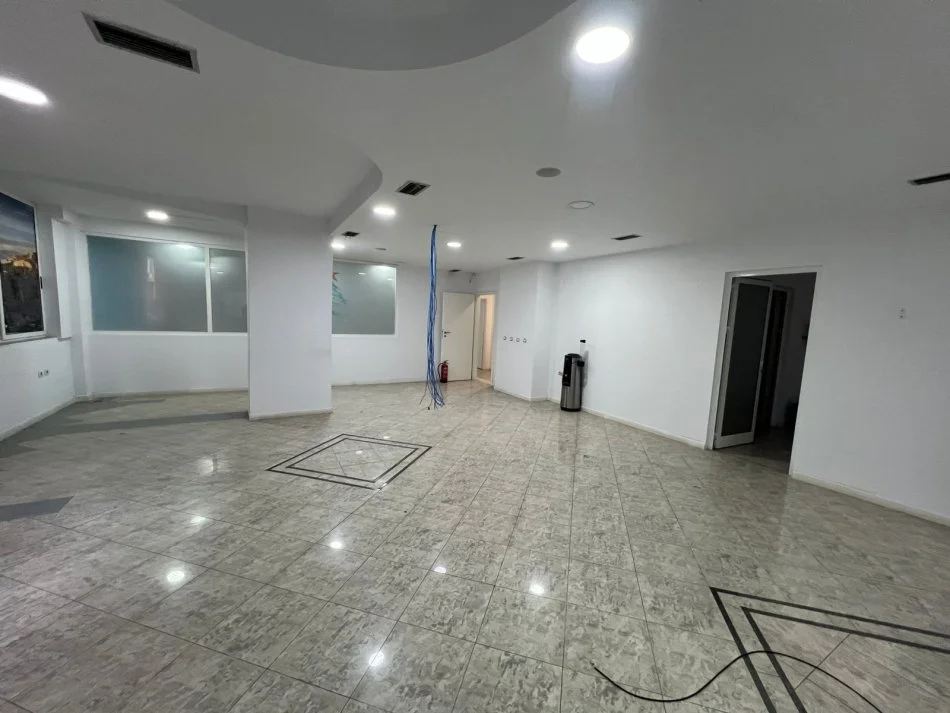 Tirane, jepet me qera ambjent biznesi Kati 0, 310 m² 4.000 € (Shallvaret)