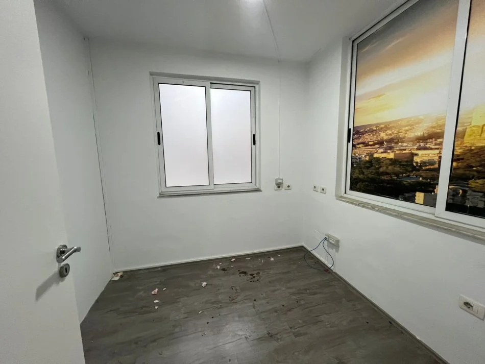 Tirane, jepet me qera ambjent biznesi Kati 0, 310 m² 4.000 € (Shallvaret)