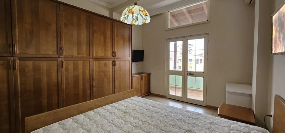 Tirane, jepet me qera Vile 2+1+Aneks+Ballkon Kati 2, 160 m² 750 € (Rruga e Durresit)