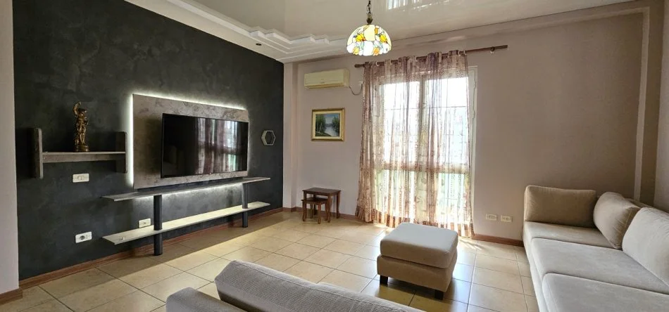 Tirane, jepet me qera Vile 2+1+Aneks+Ballkon Kati 2, 160 m² 750 € (Rruga e Durresit)