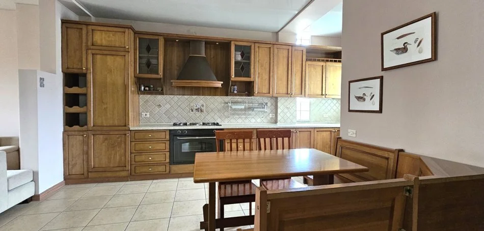 Tirane, jepet me qera Vile 2+1+Aneks+Ballkon Kati 2, 160 m² 750 € (Rruga e Durresit)