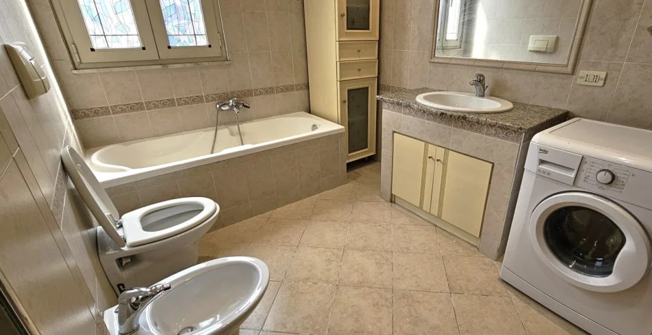 Tirane, jepet me qera Vile 2+1+Aneks+Ballkon Kati 2, 160 m² 750 € (Rruga e Durresit)