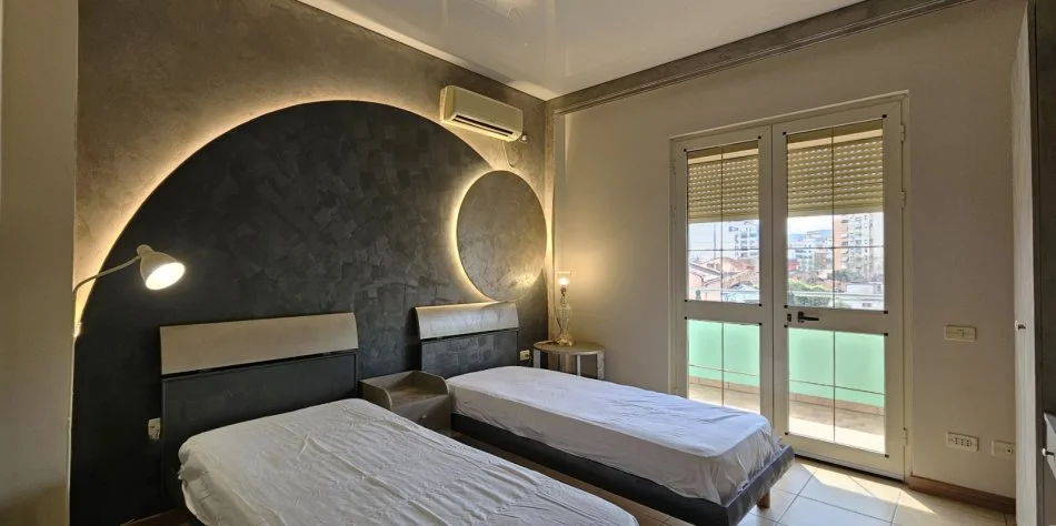 Tirane, jepet me qera Vile 2+1+Aneks+Ballkon Kati 2, 160 m² 750 € (Rruga e Durresit)