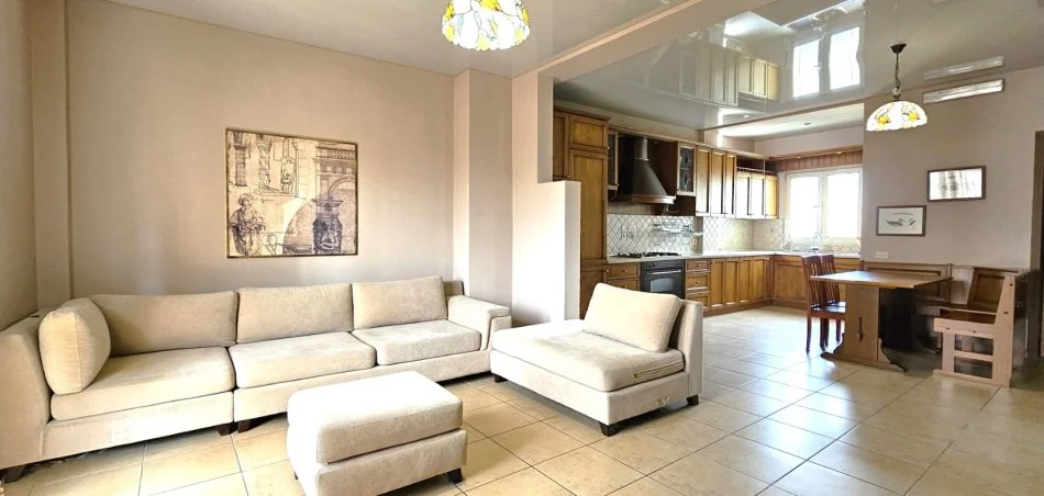 Tirane, jepet me qera Vile 2+1+Aneks+Ballkon Kati 2, 160 m² 750 € (Rruga e Durresit)