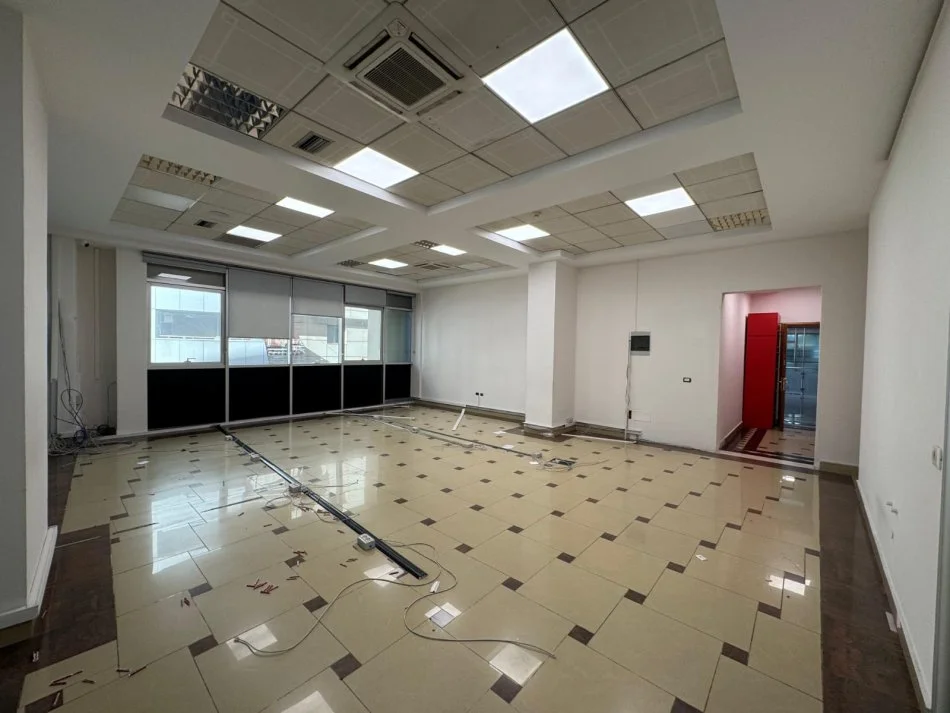 Tirane, jepet me qera ambjent biznesi Kati 2, 105 m² 800 € (Bardhok Biba)