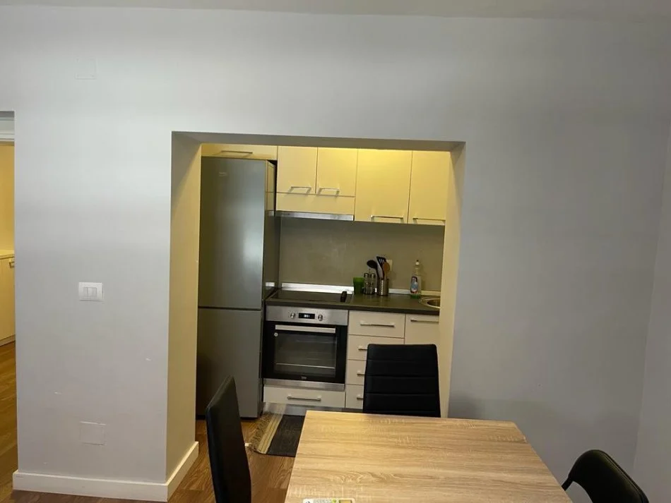 Tirane, jepet me qera apartament 1+1+Aneks Kati 1, 60 m² 600 € (Stadiumi Dinamo)