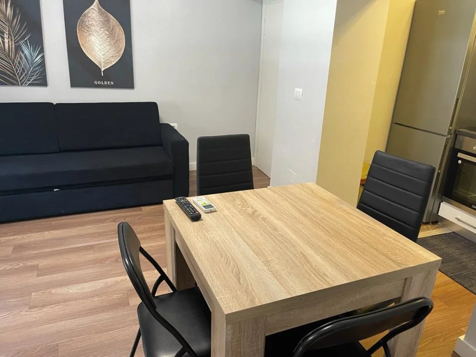 Tirane, jepet me qera apartament 1+1+Aneks Kati 1, 60 m² 600 € (Stadiumi Dinamo)