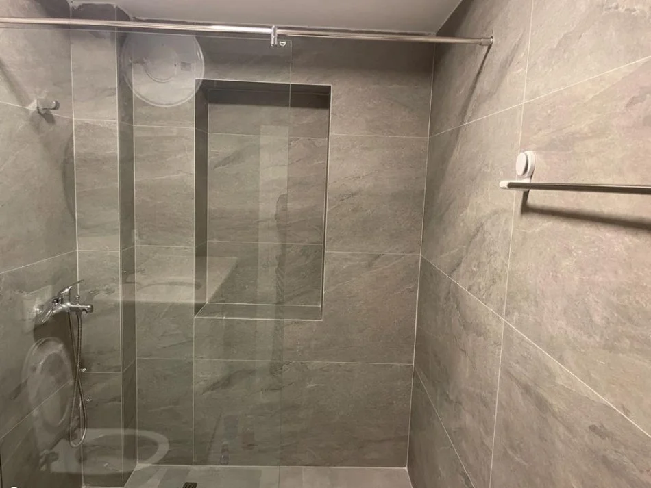 Tirane, jepet me qera apartament 1+1+Aneks Kati 1, 60 m² 600 € (Stadiumi Dinamo)