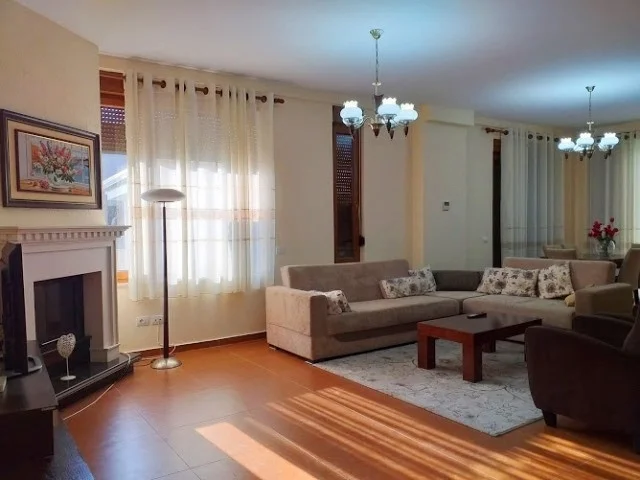 Tirane, jap me qera Vile 3 Katshe Kati 3, 270 m² 2.500 € (TEG)