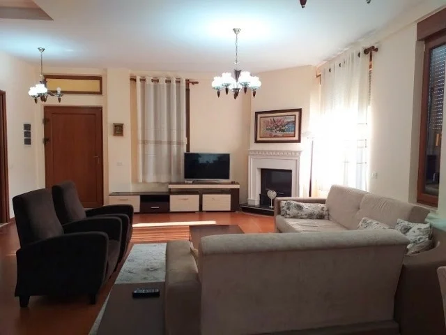 Tirane, jap me qera Vile 3 Katshe Kati 3, 270 m² 2.500 € (TEG)