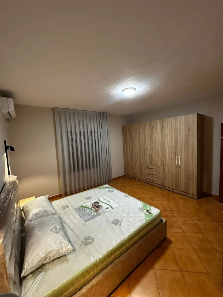 Tirane, jepet me qera apartament 2+1 Kati 1, 110 m² 550 € (ISH PARKU)
