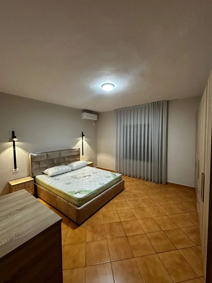 Tirane, jepet me qera apartament 2+1 Kati 1, 110 m² 550 € (ISH PARKU)
