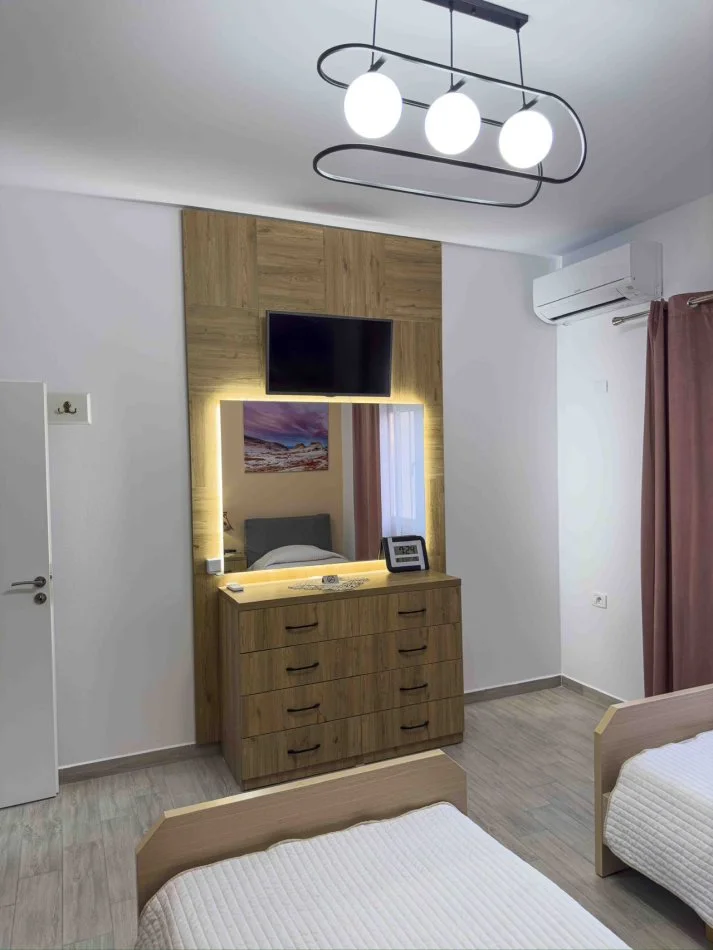 Tirane, jepet me qera Vile 3 Katshe Kati 0, 300 m² 1.100 € (Rruga e Elbasanit)