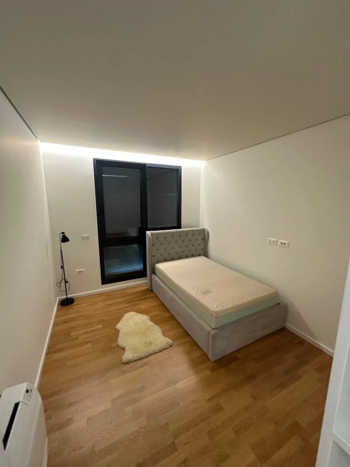 Tirane, jepet me qera apartament 3+1+Aneks+Ballkon Kati 3, 152 m² 2.300 € (TEG)