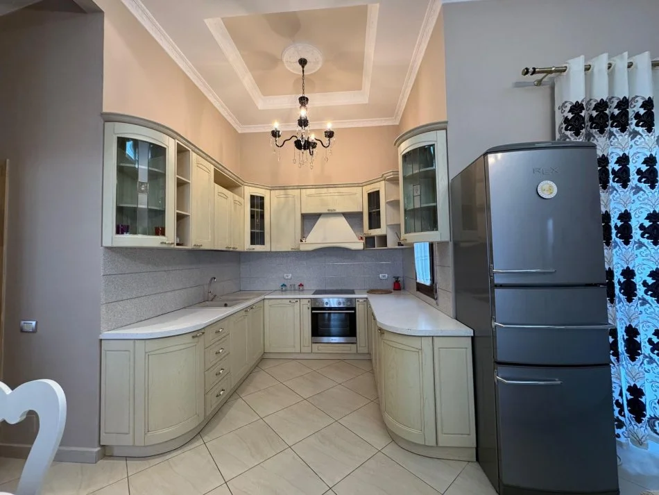 Tirane, jepet me qera apartament 2+1 , 95 m² 800 € (KOPSHTI BOTANIK)