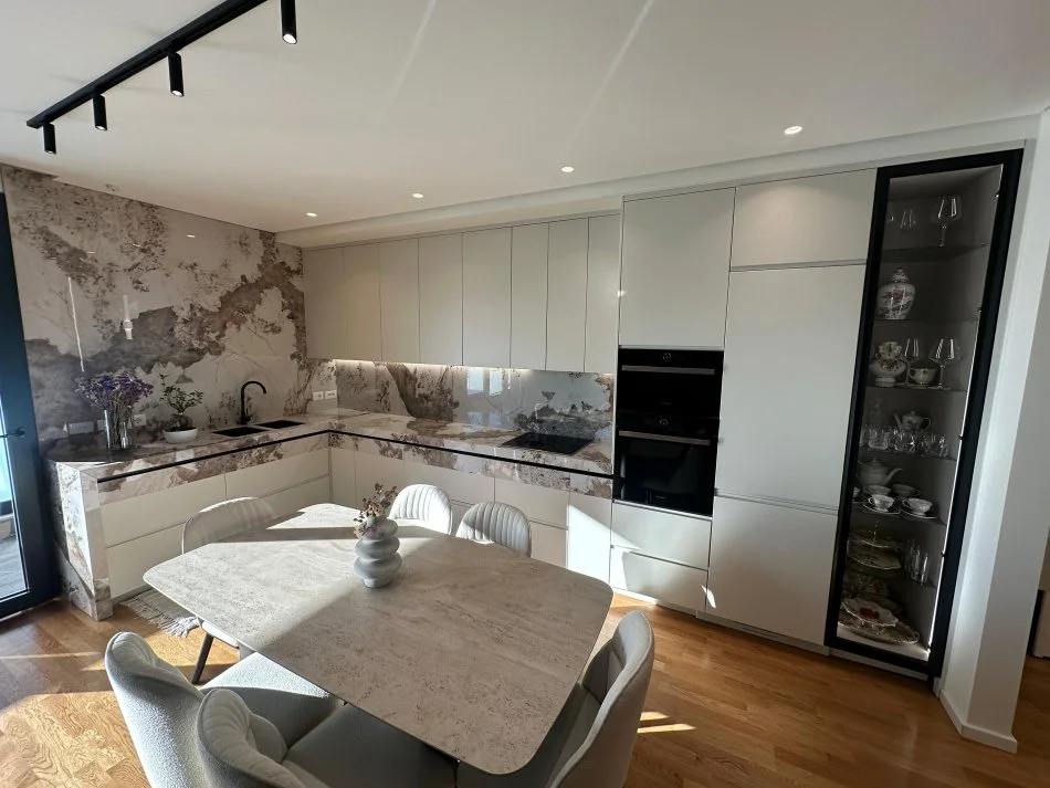 Tirane, jepet me qera apartament 3+1+Aneks+Ballkon Kati 3, 152 m² 2.300 € (TEG)