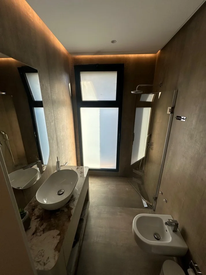 Tirane, jepet me qera apartament 3+1+Aneks+Ballkon Kati 3, 152 m² 2.300 € (TEG)