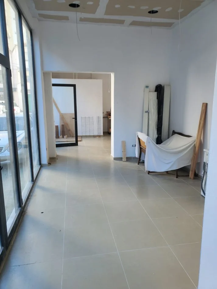 Tirane, jepet me qera magazine Kati 0, 60 m² 400 € (Blloku i Ambasadave)