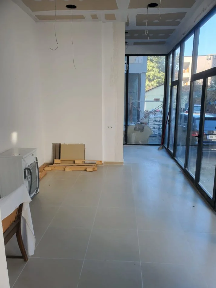 Tirane, jepet me qera magazine Kati 0, 60 m² 400 € (Blloku i Ambasadave)