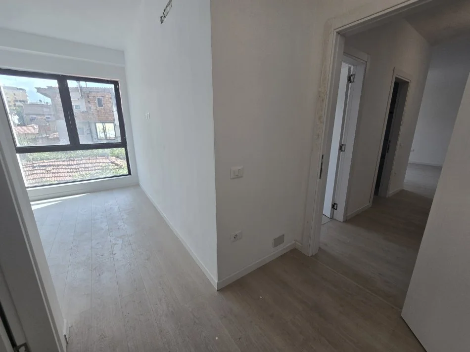 Tirane, jepet me qera apartament 2+1+Ballkon Kati 1, 91 m² 700 € (Kavajes)