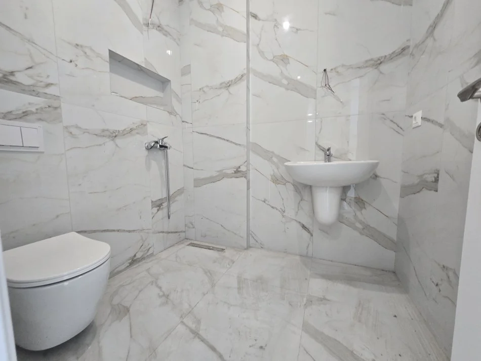 Tirane, jepet me qera apartament 2+1+Ballkon Kati 1, 91 m² 700 € (Kavajes)