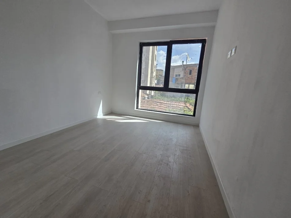 Tirane, jepet me qera apartament 2+1+Ballkon Kati 1, 91 m² 700 € (Kavajes)