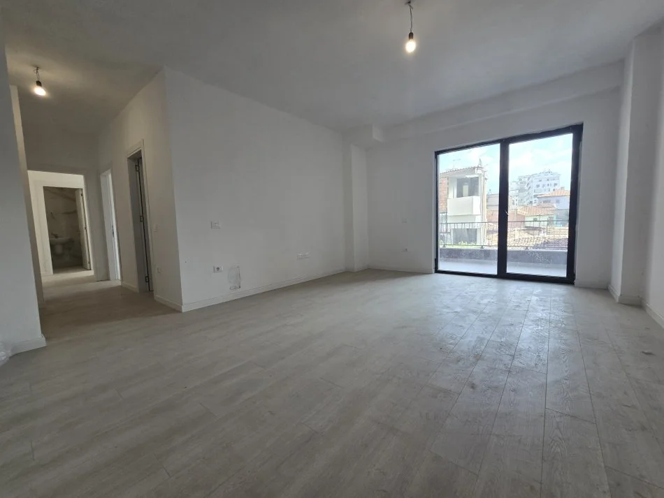 Tirane, jepet me qera apartament 2+1+Ballkon Kati 1, 91 m² 700 € (Kavajes)