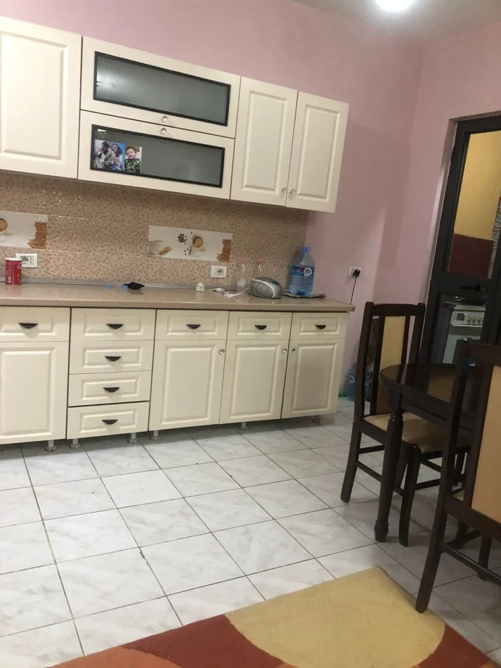 Tirane, jepet me qera Kati 1, 201 m² 2.000 € (Komuna e Parisit)