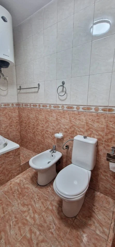 Tirane, jepet me qera apartament 1+1 Kati 3, 63 m² 650 € (Komuna e Parisit)