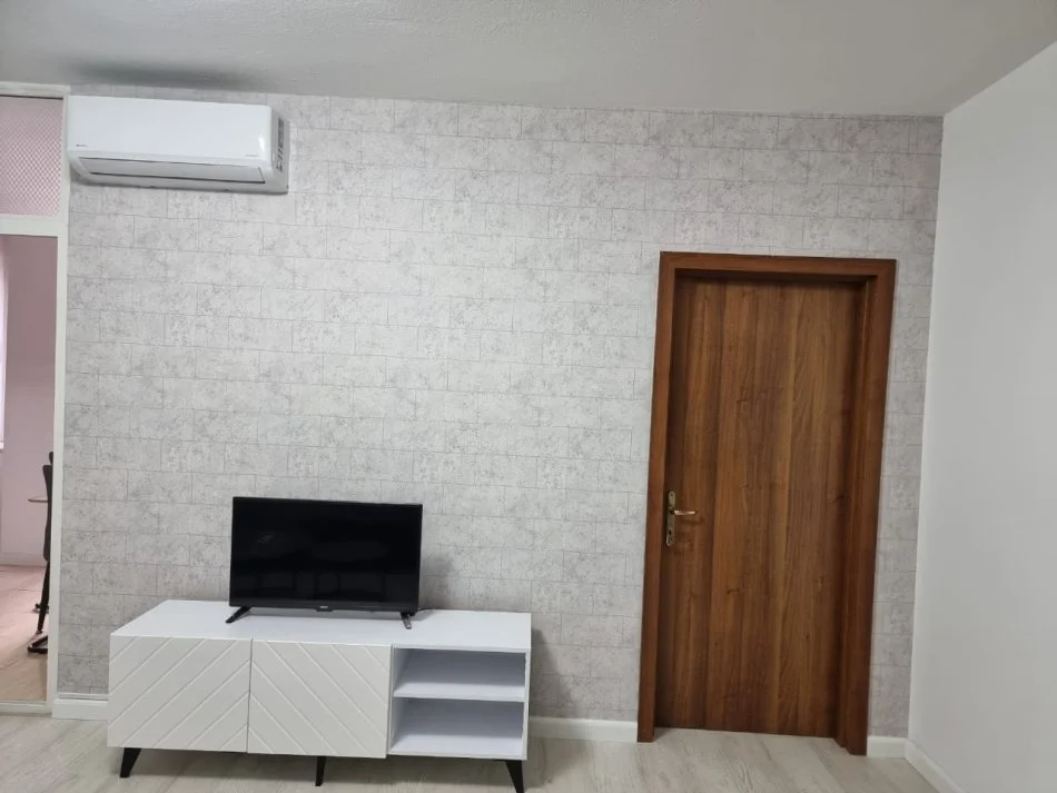 Tirane, jepet me qera apartament 1+1 Kati 3, 63 m² 650 € (Komuna e Parisit)