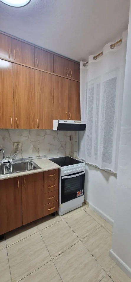Tirane, jepet me qera apartament 1+1 Kati 3, 63 m² 650 € (Komuna e Parisit)