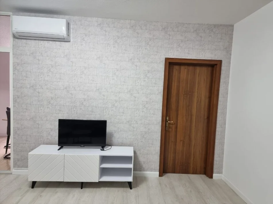 Tirane, jepet me qera apartament 1+1 Kati 3, 63 m² 650 € (Komuna e Parisit)