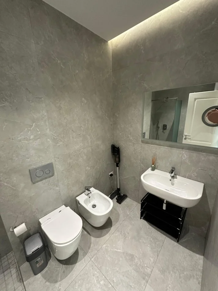 Tirane, jepet me qera apartament 2+1+Aneks+Ballkon Kati 2, 129 m² 1.500 € (TEG)