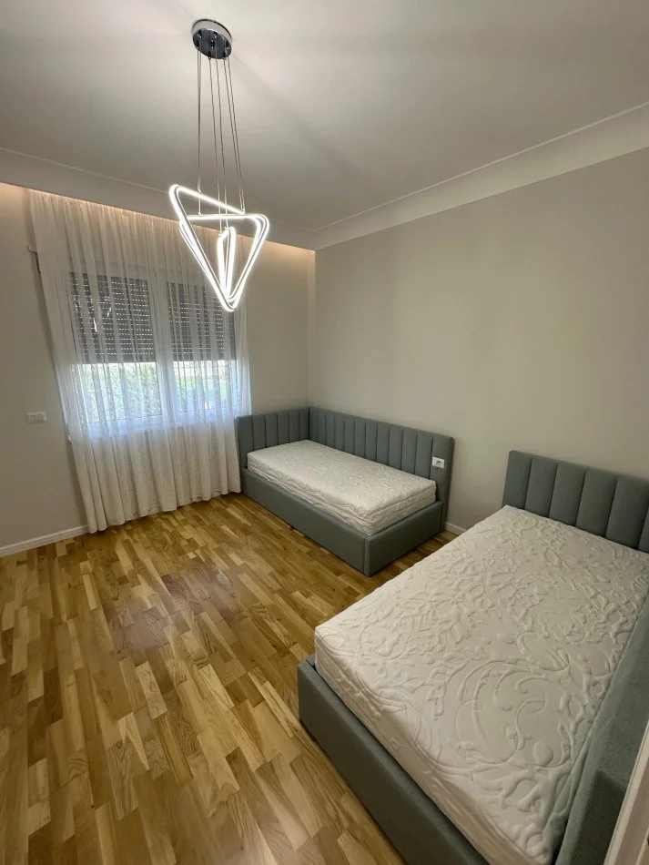Tirane, jepet me qera apartament 2+1+Aneks+Ballkon Kati 2, 129 m² 1.500 € (TEG)