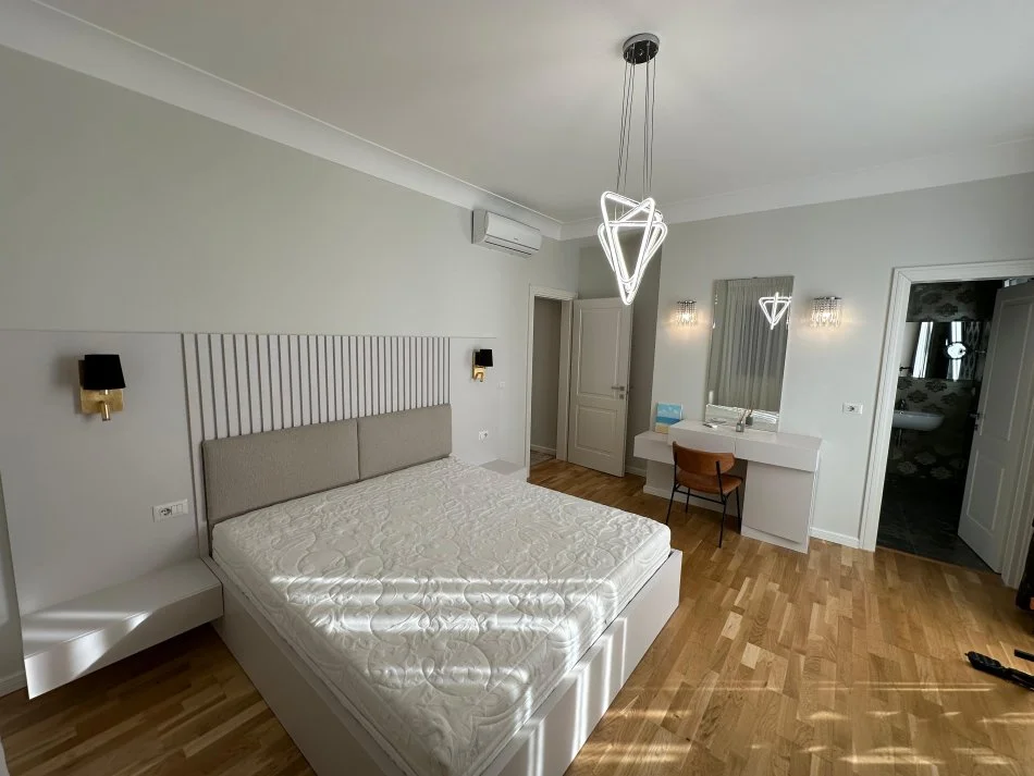 Tirane, jepet me qera apartament 2+1+Aneks+Ballkon Kati 2, 129 m² 1.500 € (TEG)