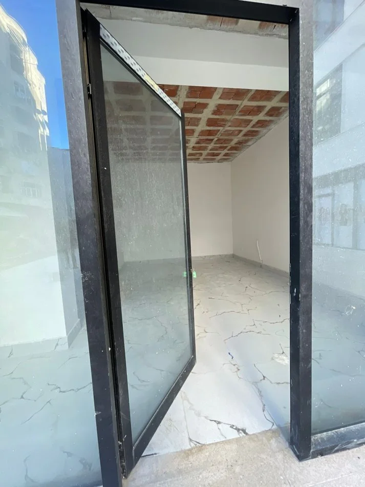 Tirane, jepet me qera lokal Kati 0, 34 m² 800 € (Qender)