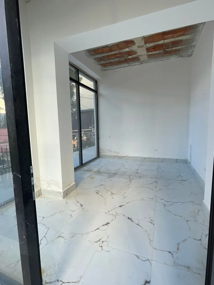 Tirane, jepet me qera lokal Kati 0, 34 m² 800 € (Qender)