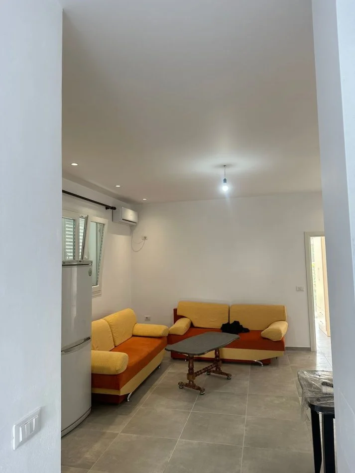 Tirane, jepet me qera Vile 1+1 Kati 1, 65 m² (Perball TV Klan ,Rruga Kokonozve)