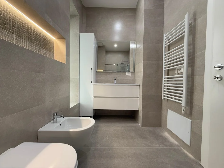 Tirane, jepet me qera apartament 2+1+Ballkon Kati 4, 88 m² 1.500 € (Faik Konica)