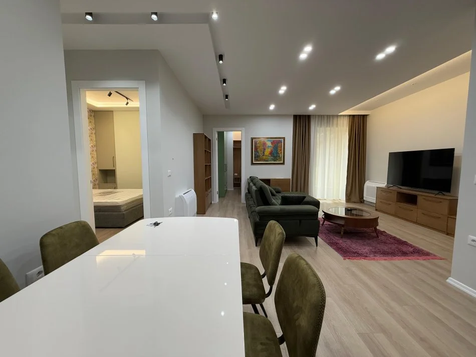 Tirane, jepet me qera apartament 2+1+Ballkon Kati 4, 88 m² 1.500 € (Faik Konica)