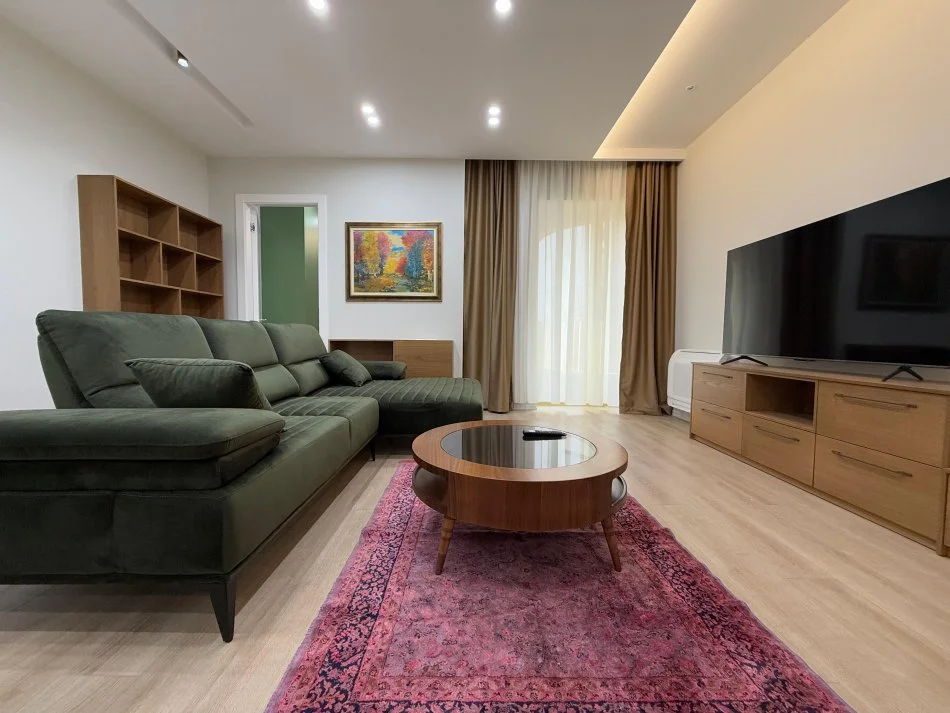 Tirane, jepet me qera apartament 2+1+Ballkon Kati 4, 88 m² 1.500 € (Faik Konica)